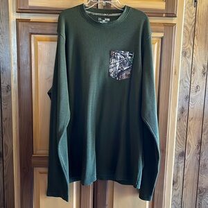 Under armour green thermal shirt. Size: Xlarge